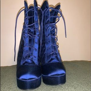 Platform boots pointed toe